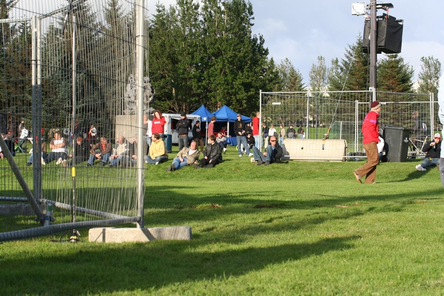 Klambratun park has large open fields for sports activities and social events like concerts.