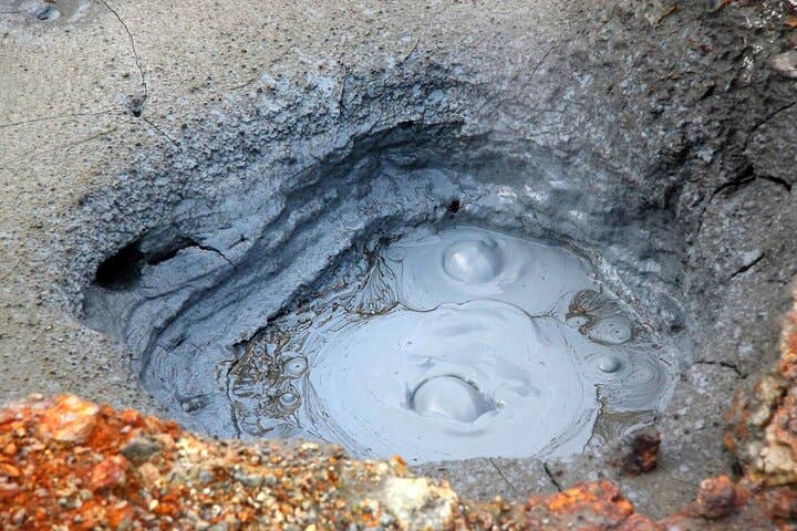 Nahaufnahme einer kochenden geothermischen Quelle in Reykjadalur – viel zu heiß zum Anfassen!