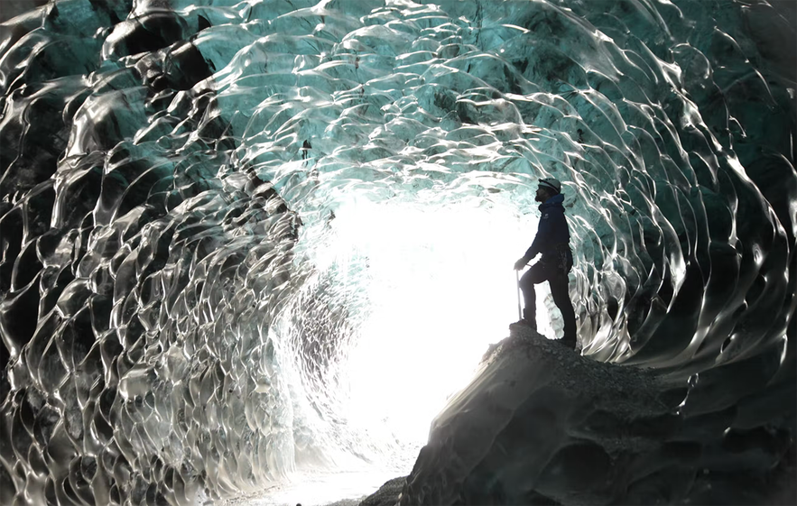 Een ijsgrot verkennen in de Vatnajokull-gletsjer