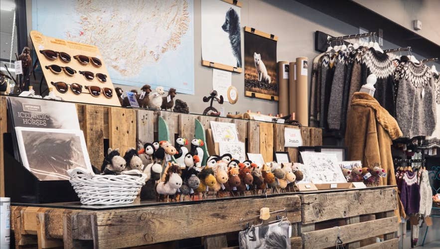 アイスランドの土産物店UNAギフトショップのディスプレイ。ロパペイサセーターやパフィンのぬいぐるみなどが並ぶ