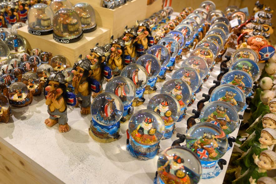礼品店里陈列着冰岛纪念品，包括维京人雕像和雪球。