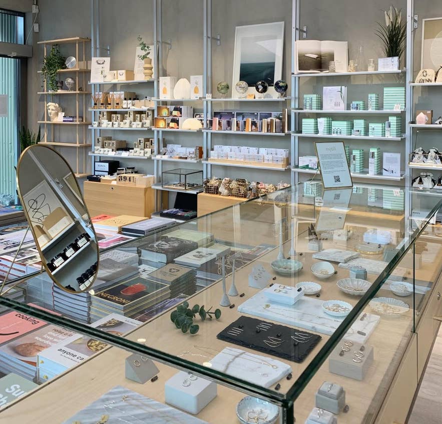 Sklep z designem Nomad Reykjavik z islandską biżuterią, książkami i ręcznie robionymi upominkami na wystawie.