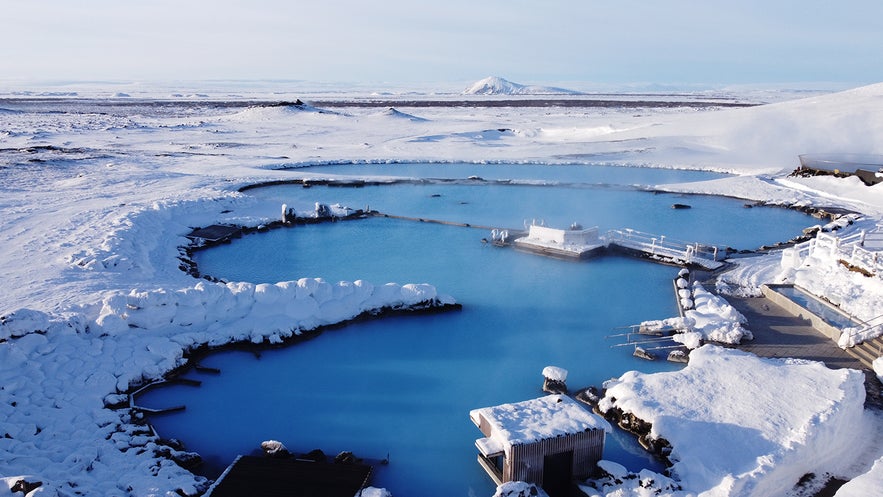Baseny Myvatn Nature Baths zimą.