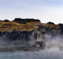 Die Lagune liegt an der Steilküste mit Blick auf den Nordatlantik.