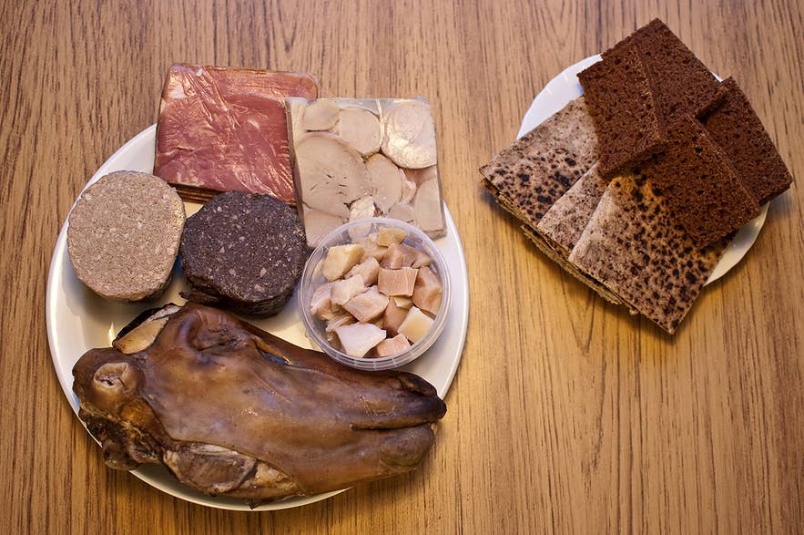 Piatto di pietanze tradizionali del Thorrablot, un’attività culturale tipica di febbraio in Islanda