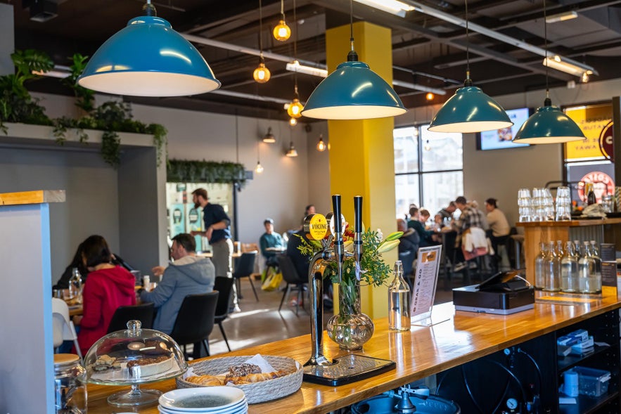 Intérieur chaleureux du restaurant Byrja à Selfoss, Islande, avec lumières tamisées et assises conviviales. Intérieur chaleureux du restaurant Byrja à Selfoss, Islande, avec lumières tamisées et assises conviviales.