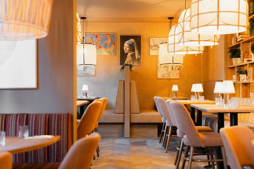 Restaurant élégant à l’ambiance chaleureuse, décoration moderne et sièges confortables chez Froken Selfoss. Restaurant élégant à l’ambiance chaleureuse, décoration moderne et sièges confortables chez Froken Selfoss.