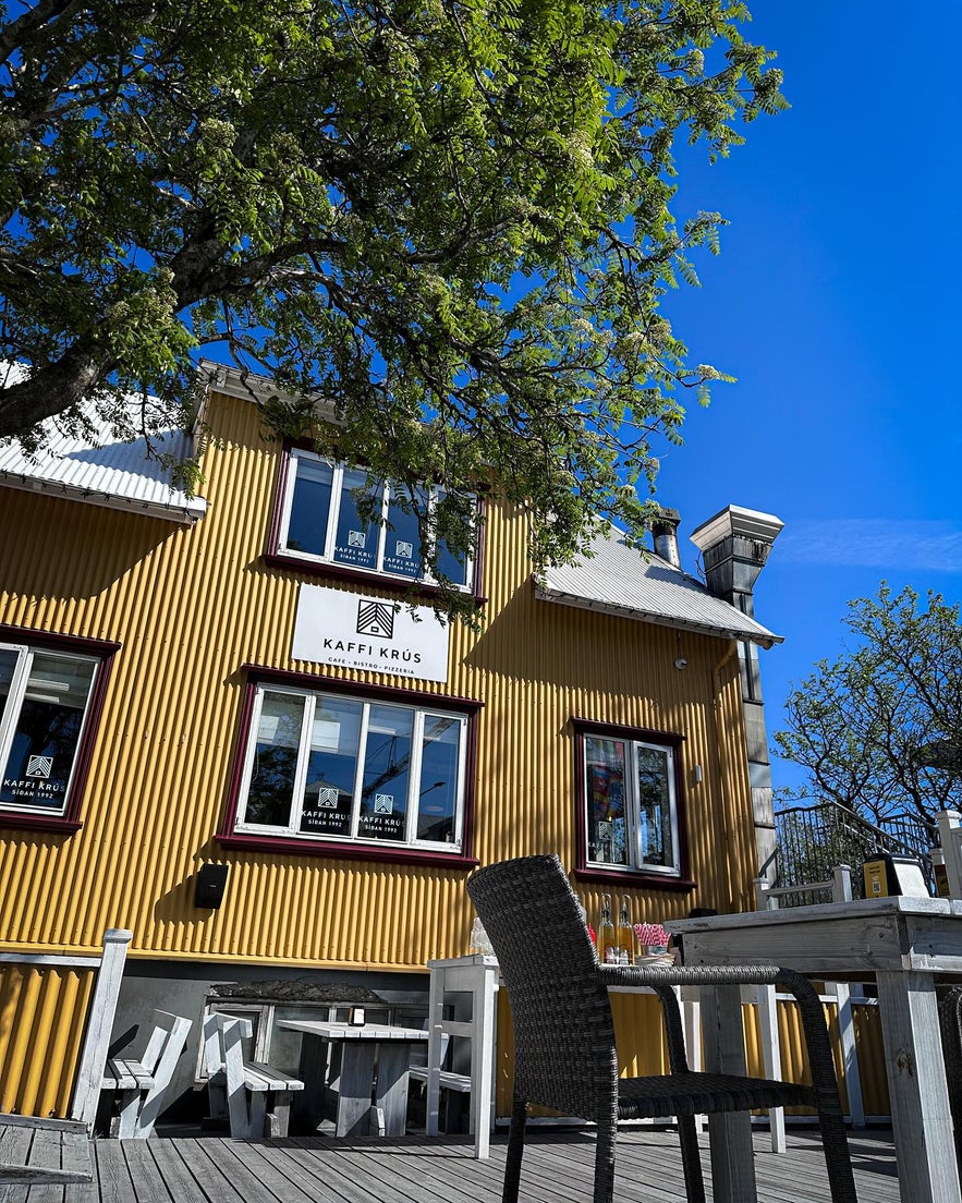 Kaffi Krus à Selfoss, avec terrasse extérieure sous un arbre. Kaffi Krus à Selfoss, avec terrasse extérieure sous un arbre.