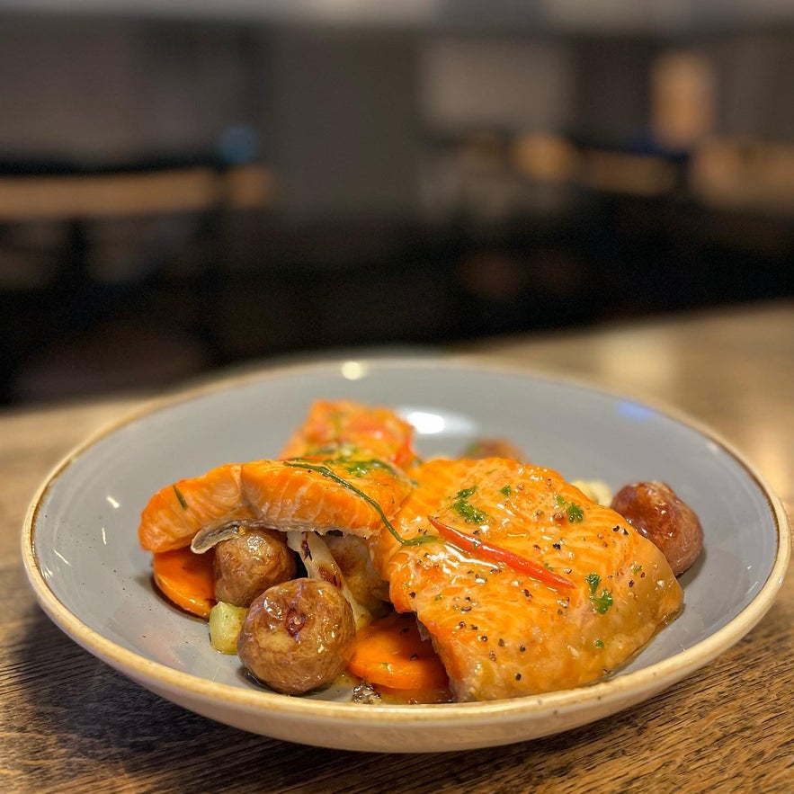 Pavé de saumon parfaitement cuit, pommes de terre rôties et carottes chez Kaffi Krus à Selfoss. Pavé de saumon parfaitement cuit, pommes de terre rôties et carottes chez Kaffi Krus à Selfoss.