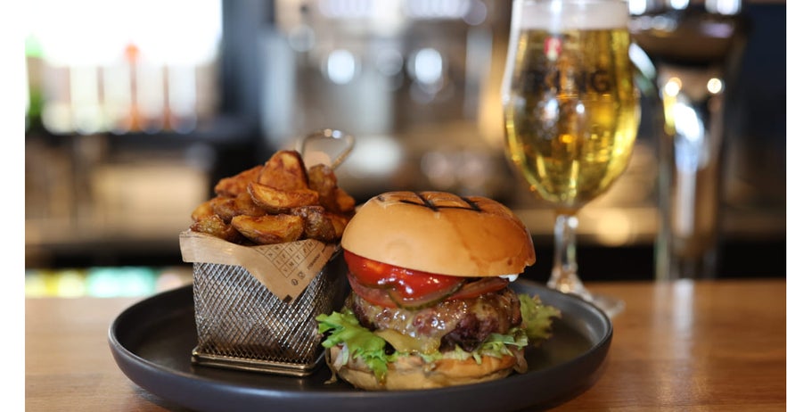 Burger juteux avec frites dorées et bière rafraîchissante chez Krisp Restaurant à Selfoss, Islande. Burger juteux avec frites dorées et bière rafraîchissante chez Krisp Restaurant à Selfoss, Islande.
