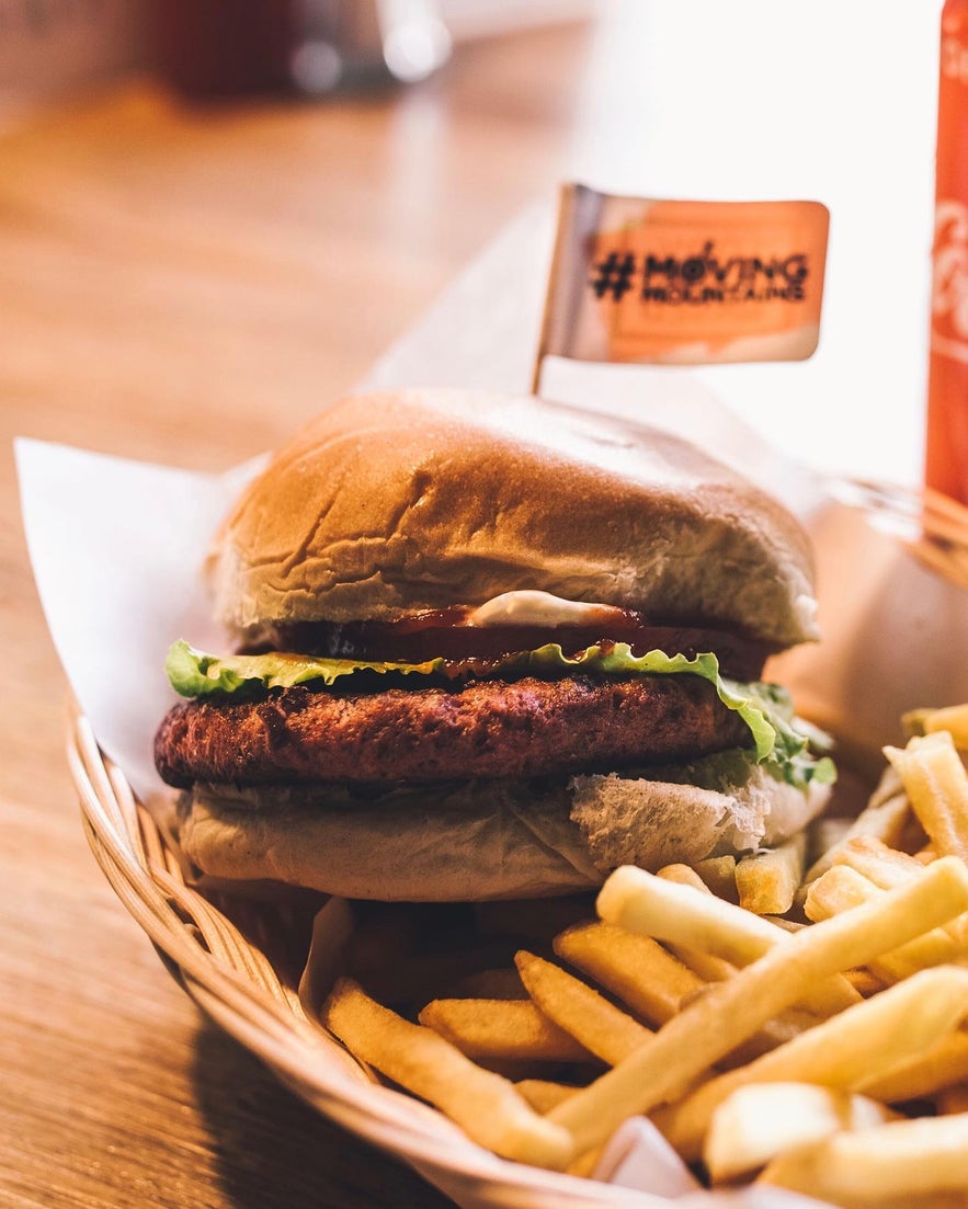 Saftig hamburgare och krispiga pommes på Tommi’s Burger Joint i Selfoss, Island. Saftig hamburgare och krispiga pommes på Tommi’s Burger Joint i Selfoss, Island.