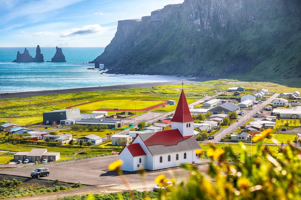 Dyrholaey Lighthouse Travel Guide | Guide to Iceland