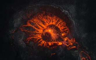 Strumienie lawy z półwyspu Reykjanes są jedną z atrakcji prezentowanych w Volcano Express w Harpie w Reykjaviku.