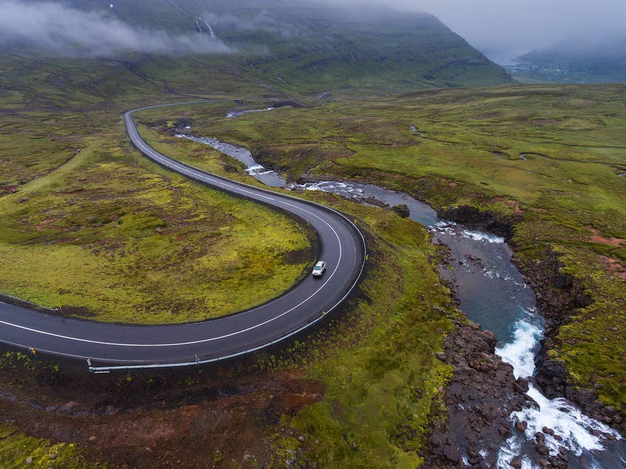 春のアイスランドの道路をドライブ