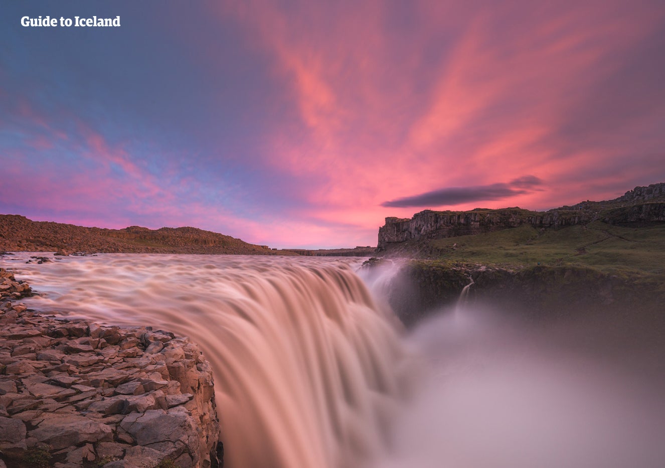Auringonlaskussa kuvattu Dettifoss on Islannin suurin vesiputous ja yksi Euroopan voimakkaimmista vesiputouksista.