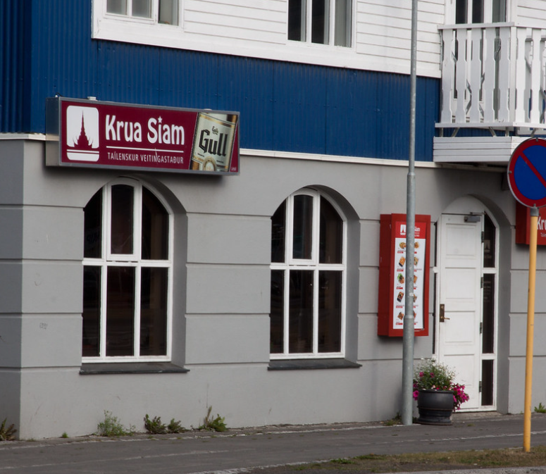 Exterior view of Krua Siam, a Thai Restaurant in Akureyri with a cozy gray and blue facade.