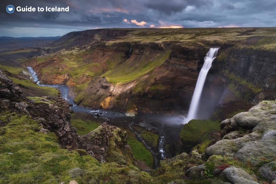Waterval Haifoss stort zich in een kloof in Zuid-IJsland, omringd door met mos begroeide kliffen en dramatisch vulkanisch landschap onder een dreigende lucht