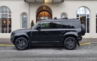 En Land Rover Defender i topklasse vil være dit transportmiddel til denne private transfer til lufthavnen.