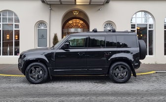 Un Land Rover Defender de alta gama será tu medio de transporte para este traslado privado al aeropuerto.