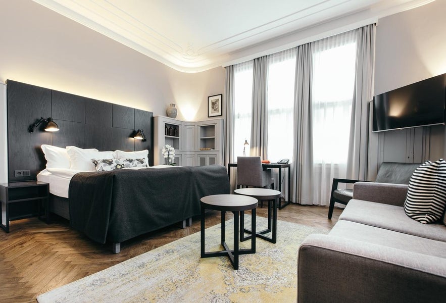 Luksusowy pokój hotelowy z łóżkiem king size.