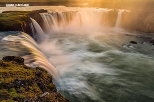 Wodospad Godafoss lub „Wodospad Bogów” jest częścią Diamentowego Kręgu.