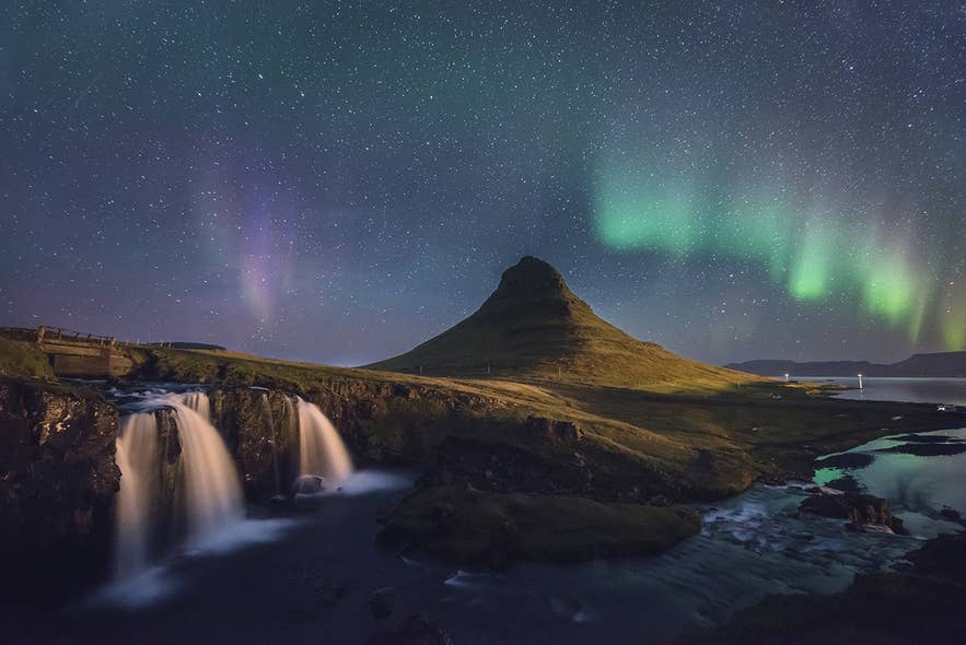 ยอดเขา Kirkjufell ท่ามกลางแสงเหนือในประเทศไอซ์แลนด์
