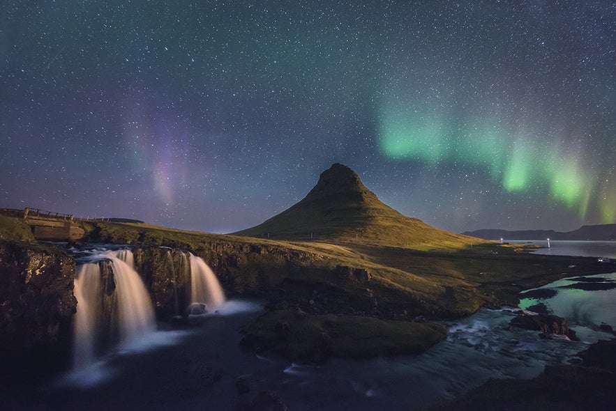 Kirkjufell bajo la aurora boreal de Islandia.