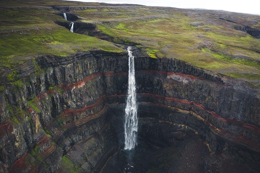 Cachoeira Hengifoss no leste da Islândia Cachoeira Hengifoss no leste da Islândia