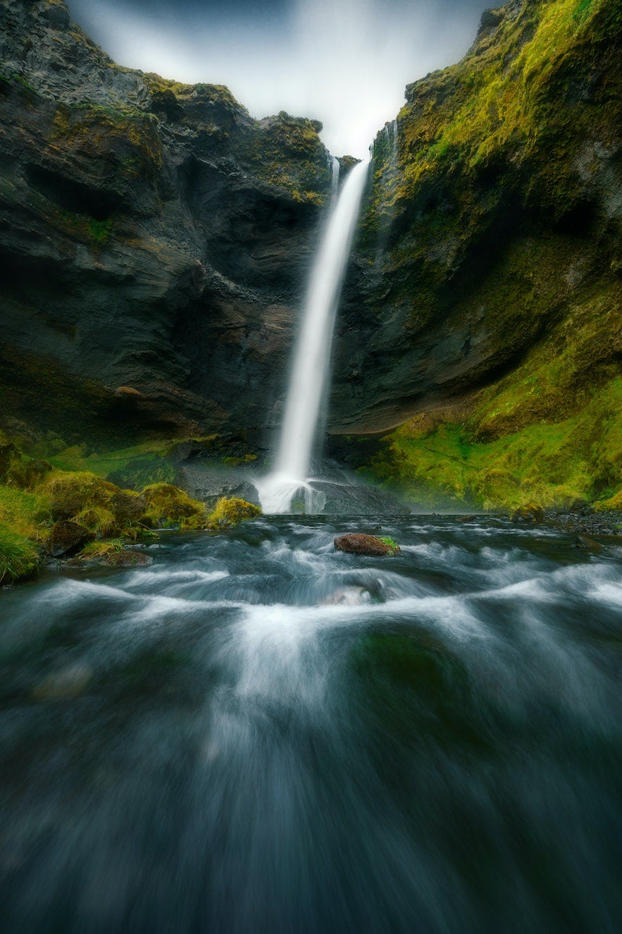 Cascada Kvernufoss en el Sur de Islandia.