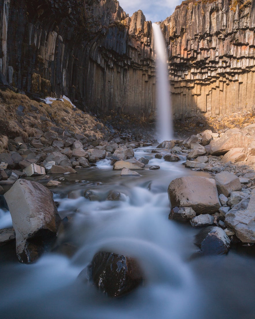 La cascada Svartifoss, con sus icónicas columnas de basalto, en Islandia