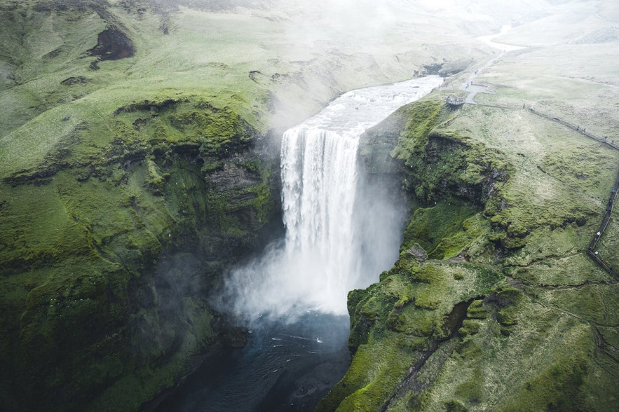 Wodospad Skogafoss na południowym wybrzeżu Islandii widziany z góry.