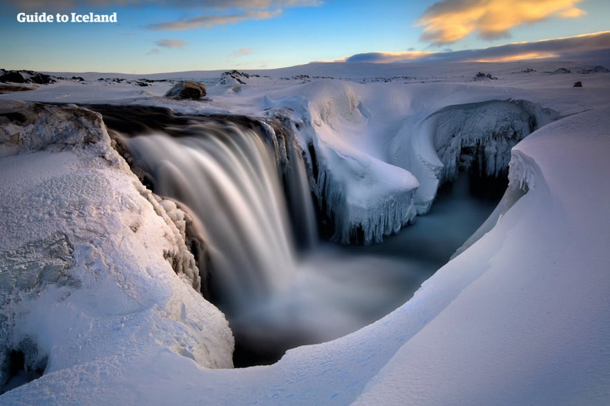 La cascada de Hrafnbjargafoss durante el invierno en Islandia.