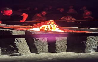 ผู้ดำเนินรายการจะแสดงให้ผู้ชมเห็นว่าลาวาจริงมีปฏิกิริยาและเคลื่อนที่อย่างไร