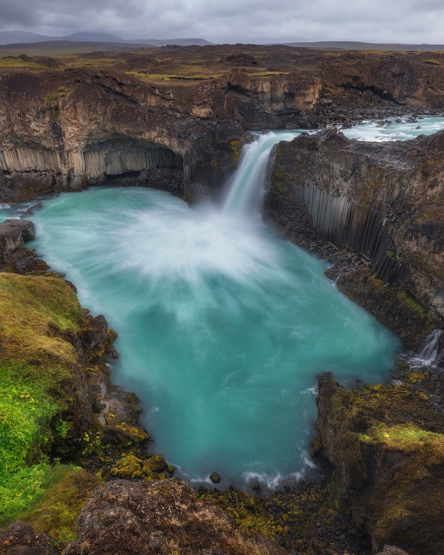 Cascada Aldeyjarfoss durante el verano en Islandia.