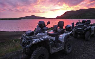 Quad sous le soleil de minuit sur Hafrafell & Ulfarsfell avec transfert en option depuis Reykjavik