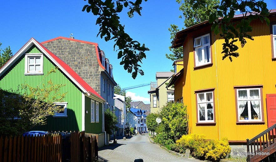 Bunte Häuser im Viertel Grjotaþorp, einem der ältesten Viertel in der Innenstadt von Reykjavík.