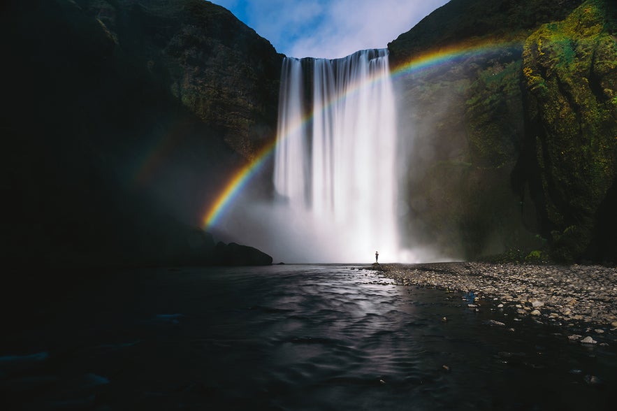 Tęcza nad wodospadem Skogafoss na Islandii.