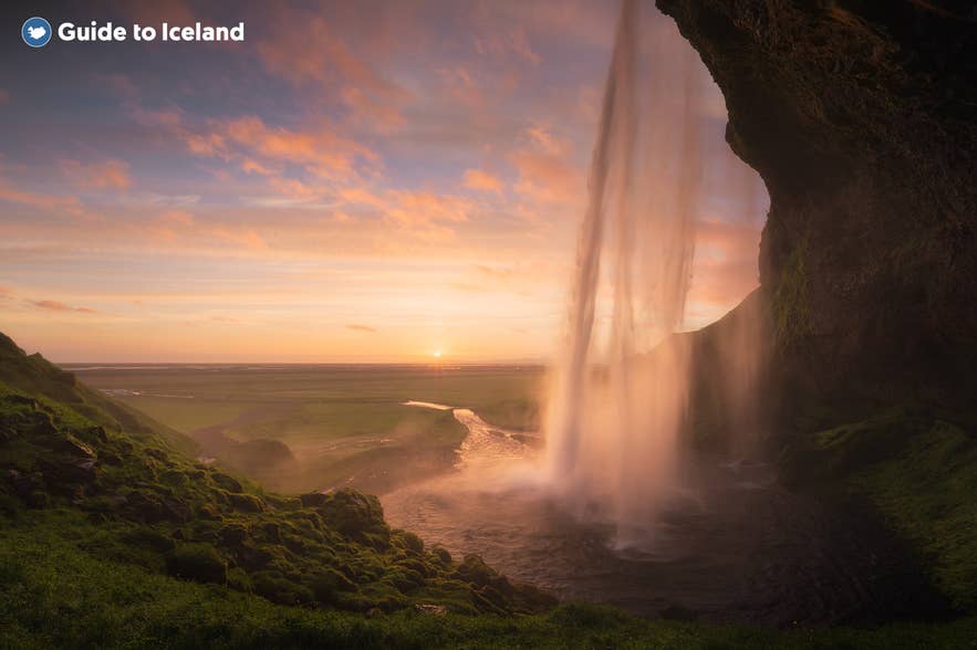 Seljalandsfoss på sørkysten av Island badet i det eventyrlige lyset fra midnattssolen.