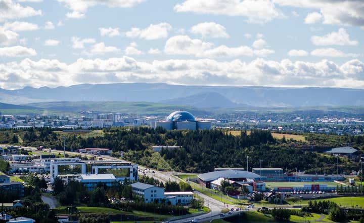 La colline d’Oskjuhlid abrite l’un des lieux secrets et trésors cachés de Reykjavik : le rocher caché.