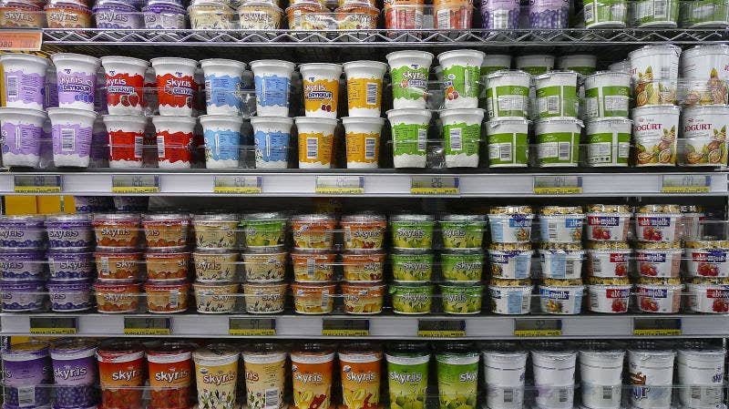 スーパーの冷蔵棚に並ぶヨーグルトとアイスランドのスキール
