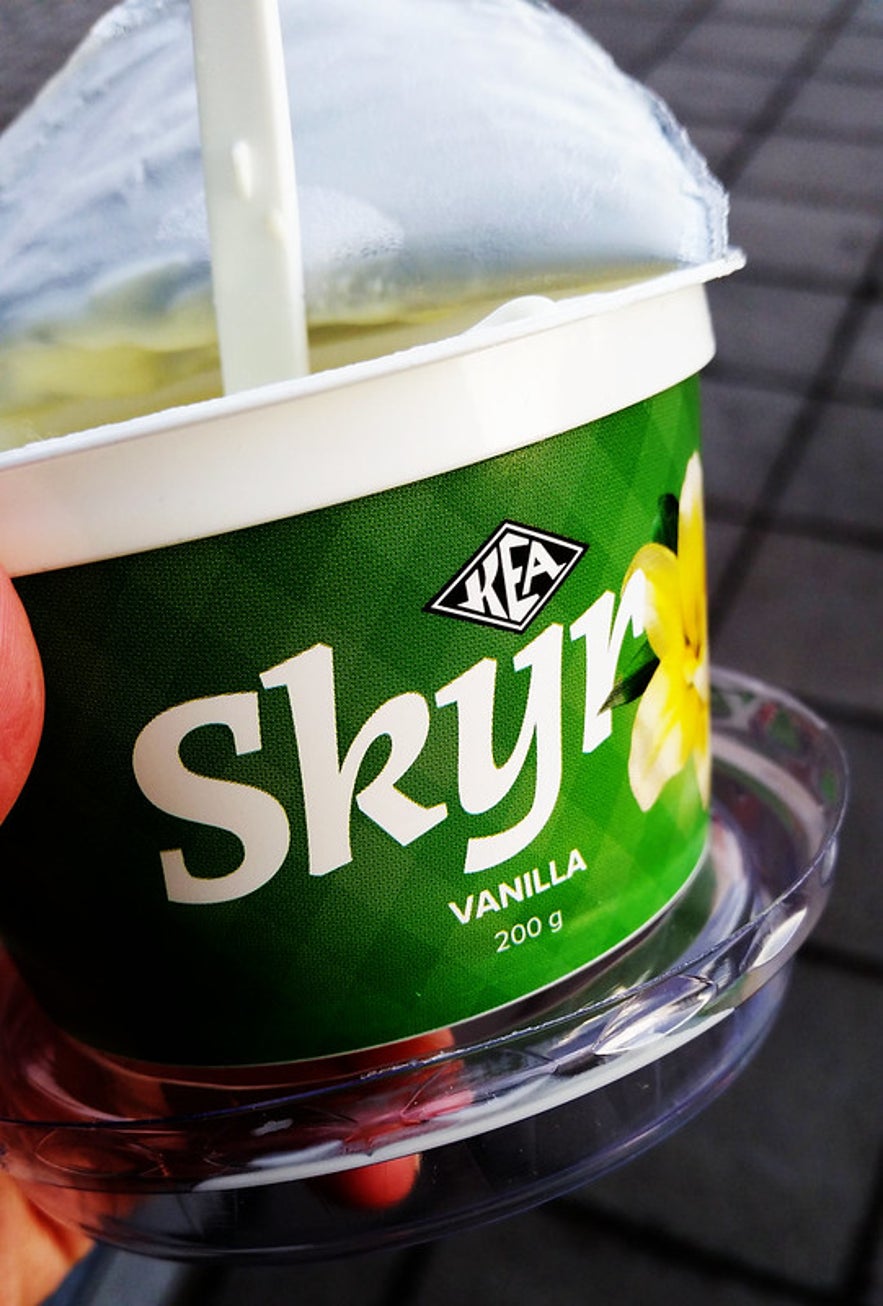 一个绿色的香草味skyr。