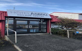The entrance to Hotel Asbru welcomes you.