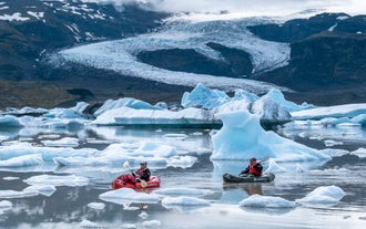 Travelers paddling quietly through the icy landscape of Fjallsarlon Glacier Lagoon.
