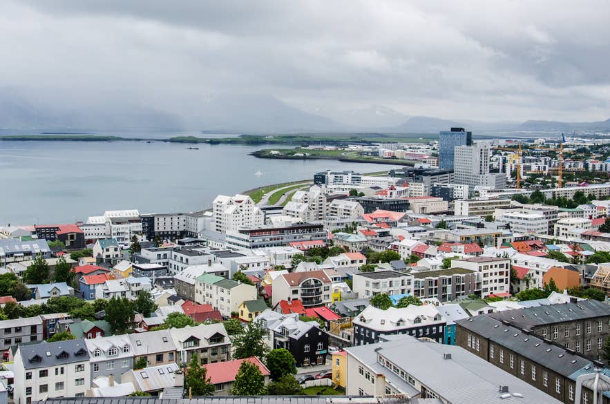 Reykjavik, die Hauptstadt Islands, ist eine wunderschöne Küstenstadt mit bunten Häusern und Straßen.
