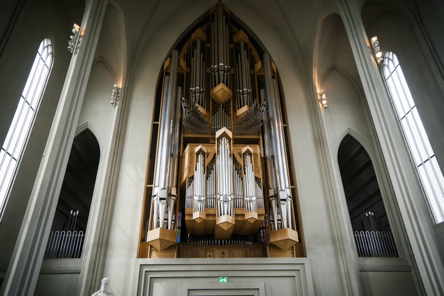 Pipe organ inside Hallgr&iacute;mskirkja in Reykjavik