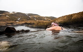 Los excursionistas pueden disfrutar de las aguas termales de Reykjadalur rodeados de naturaleza.