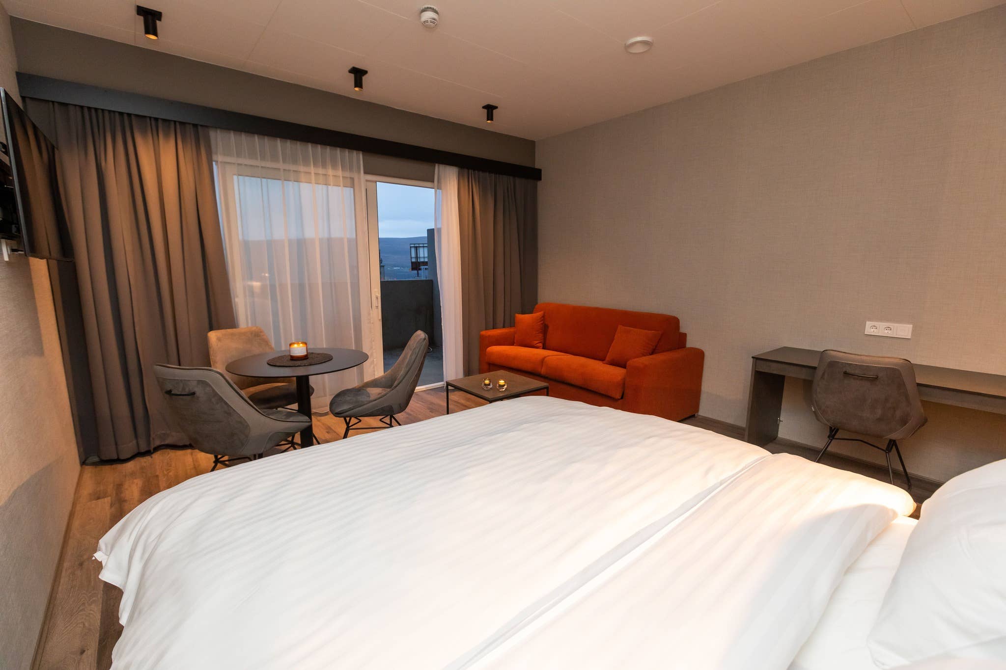 Hotel Halond boasts comfortable furnishings.