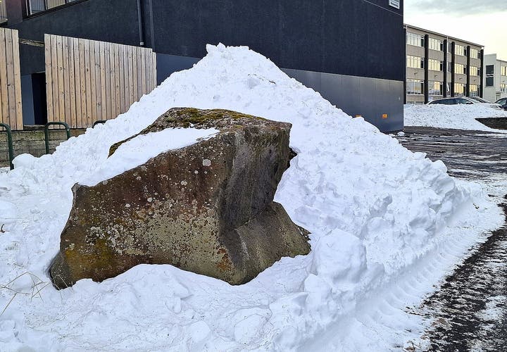 Huldumannssteinn í Reykjavík - The Elf Rock in Reykjavík, the Capital City of Iceland