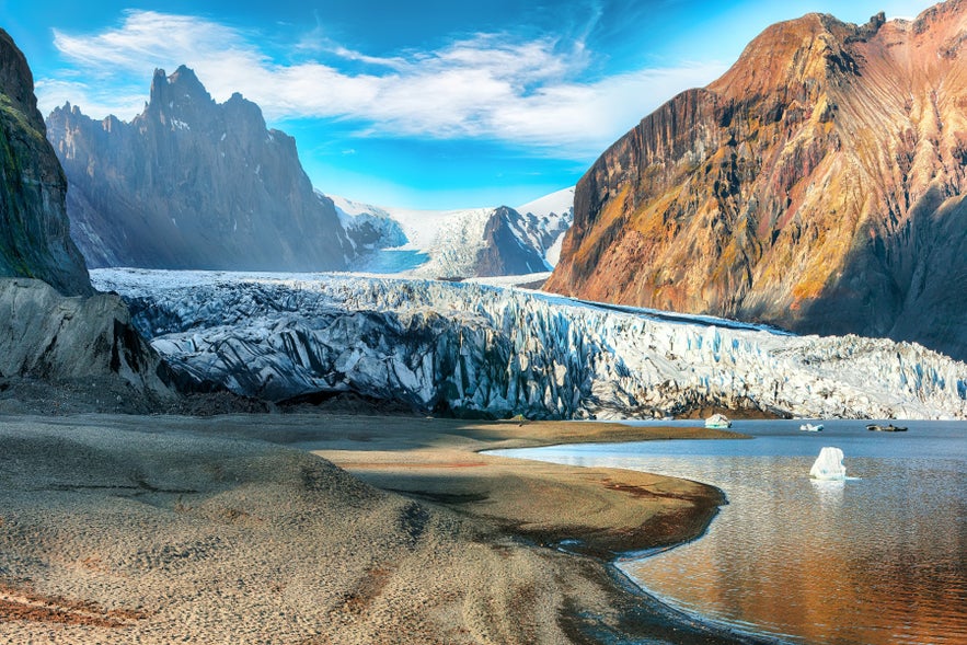 Breathtaking view of Skaftafellsjokull glacier tongue and volcanic mountains around on South Iceland. Location Skaftafell National Park, Skaftafellsjokull glacier, Iceland, Europe.