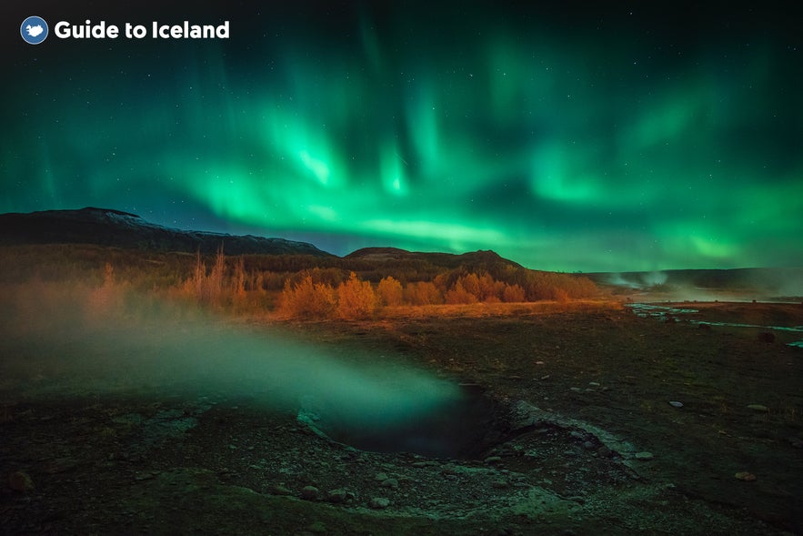 Das Geysirgebiet in Island ist ein großartiger Ort, um die Nordlichter zu beobachten.